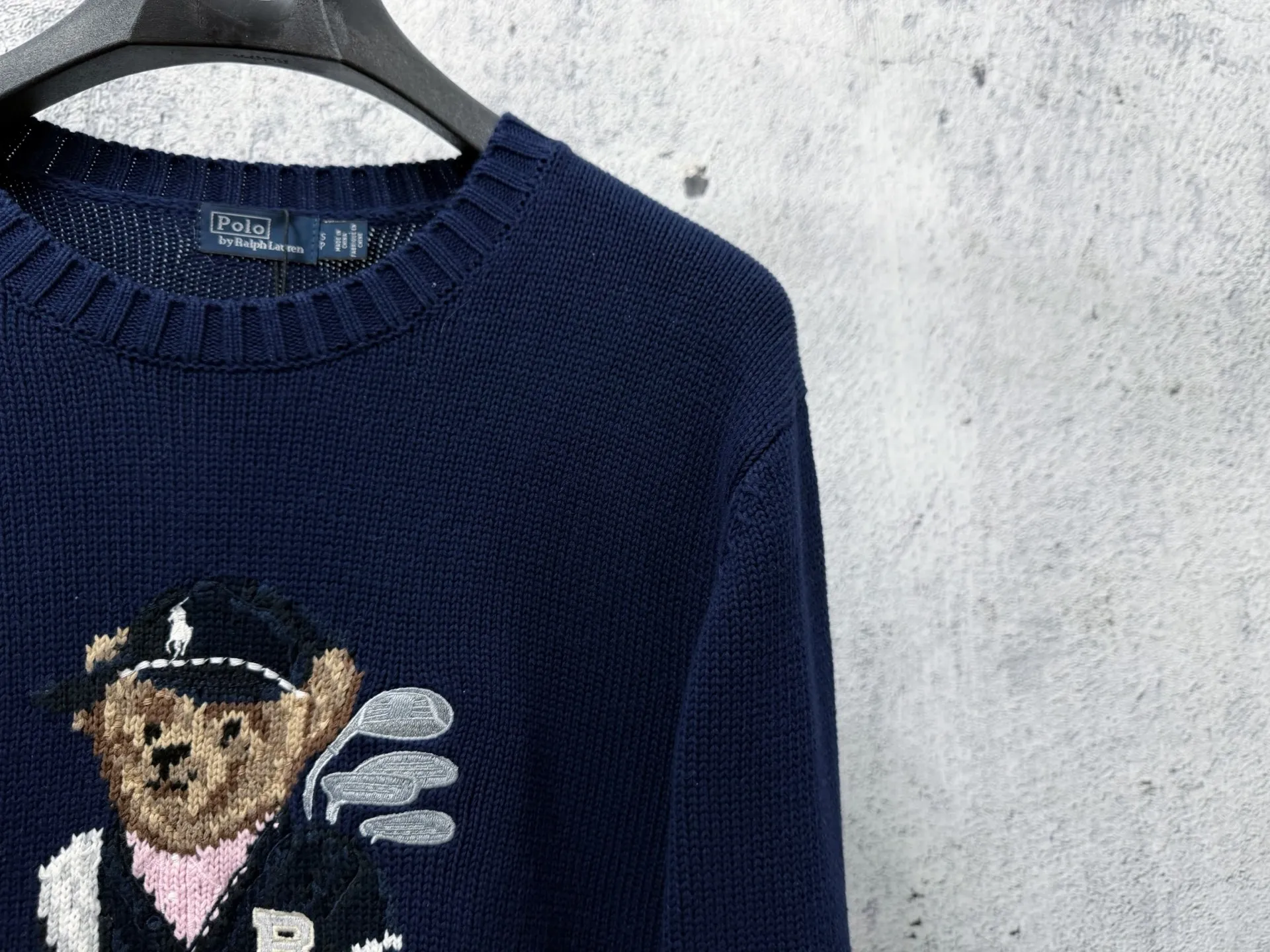 (Original) Ral Lauren Spring 26 lo Bear loose-fitting cotton crew neck sweater Bear Series bear embroidery Brown wearing bear, with three-dimensional bear embroidery, childlike and elegant. Round neck design + wide threaded hem and cuffs with exquisite details, "RL" logo on the left hem. It can be easily matched with high-waisted pants or skirts for commuting, dating, and leisure. You can switch between college style or retro style at will. College style jacket bear sweater ♥️Classic H loose version. Imported cotton yarn texture is invincible. Three-dimensional bear embroidery technology, pure hand-made cross-stitch method, LP letters, childlike high-end Retro casual style, a must-have for quality control! Size：S-XL